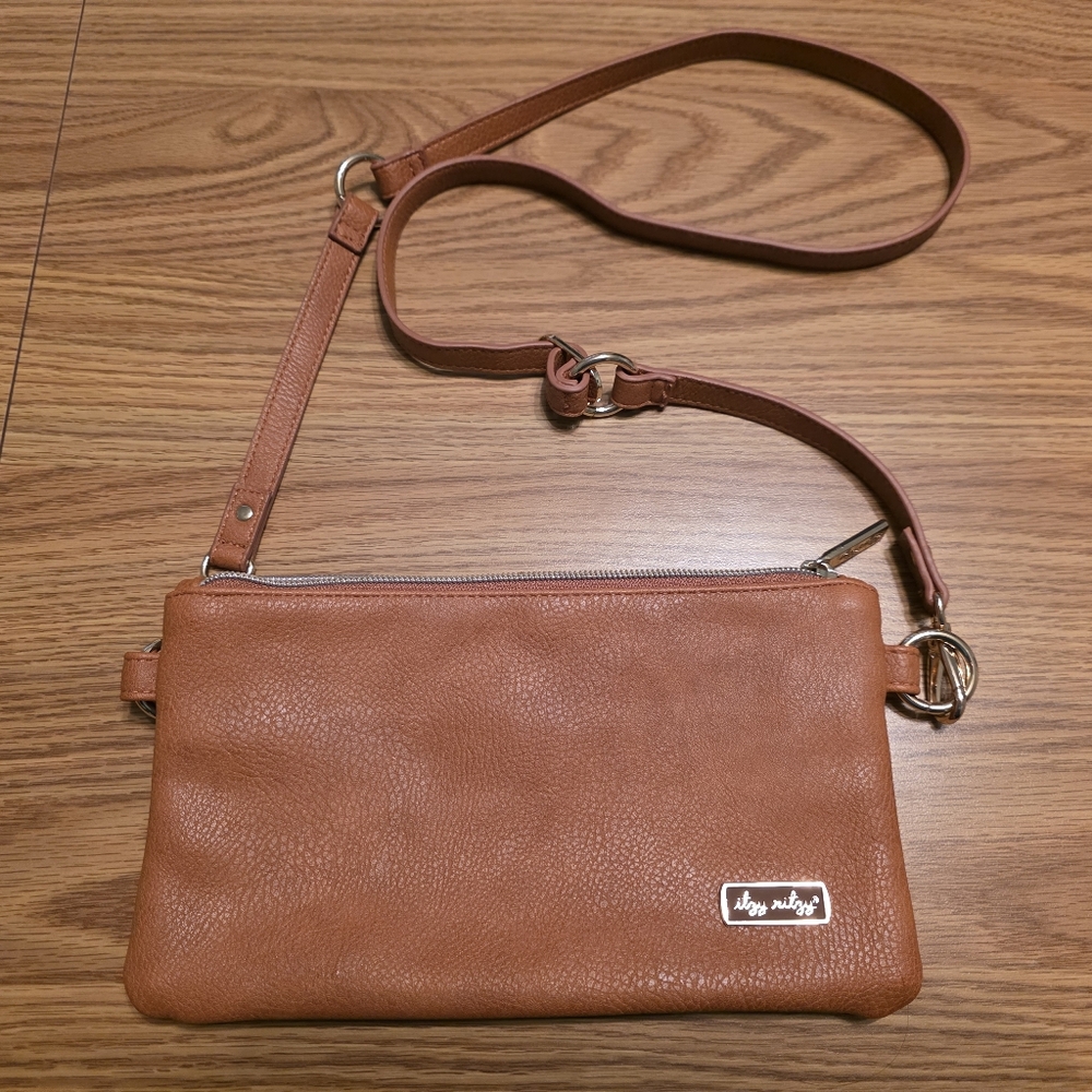 Elegant Leather Crossbody Bag in Tan